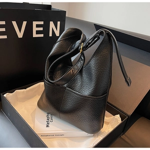 Détail du sac bandoulière en cuir grainé noir avec boucle métallique réglable sur sangle