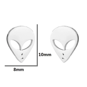 Vue détaillée des boucles d'oreilles alien argentées avec dimensions de 10mm sur 8mm
