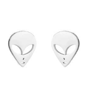 Gros plan détaillé de boucles d'oreilles alien argentées avec yeux évidés et fini poli