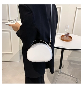 Dettaglio borsa bianca in pelle PU con borchie dorate e sottile tracolla regolabile