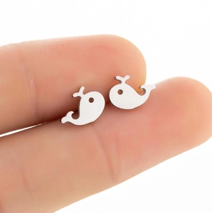 Gepolijste zilveren roestvrijstalen walvis oorknopjes voor dames met een schattig minimalistisch design