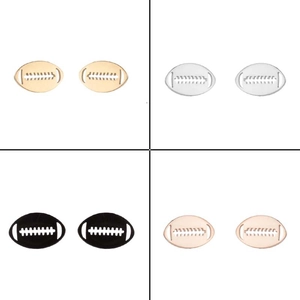 Détails macro des boucles d'oreilles football américain en or, argent, noir et or rose