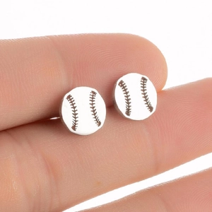 Gros plan détaillé d'une boucle d'oreille baseball argentée avec texture de couture