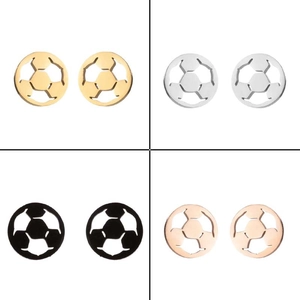 Vue détaillée de boucles d'oreilles football ajourées en quatre couleurs métallisées