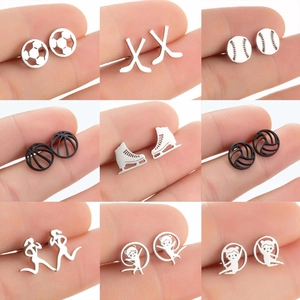 Lot de mini boucles d'oreilles sport en acier inoxydable avec football et basketball