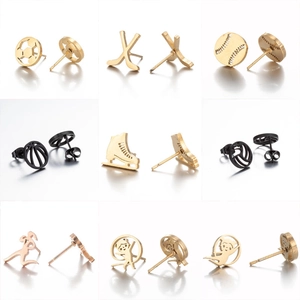 Mini boucles d'oreilles sportives en acier inoxydable avec foot, basket et patins