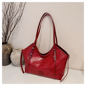 Dettaglio della borsa tote rossa vintage in pelle cerata con fibbie in metallo argento