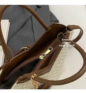 Detailansicht des glatten goldenen Reißverschlusses und der Webstruktur der Tasche
