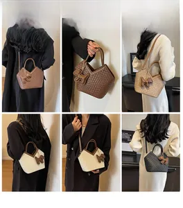 Verschiedene Trageweisen von geflochtenen Eimertaschen mit Hundeanhänger am Model