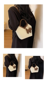 Detailansicht der Kontrasttasche mit Webstruktur und einem süßen Lederanhänger in Hundeform