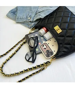 Vista interna della borsa a secchiello trapuntata nera con grande spazio per gli accessori