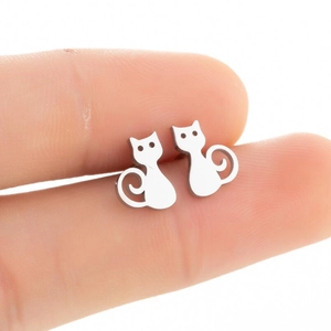 Gros plan de boucles d'oreilles chat argentées montrant les détails du design animal