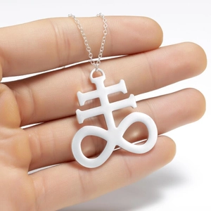 Collier croix de Léviathan en acier inoxydable poli avec élégant pendentif argenté