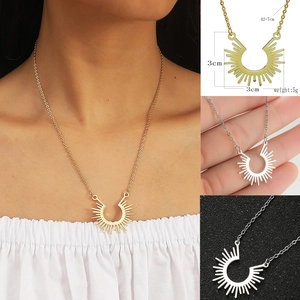 Detailed sunray pendant necklace specifications showing 3x3cm size and 42cm chain length