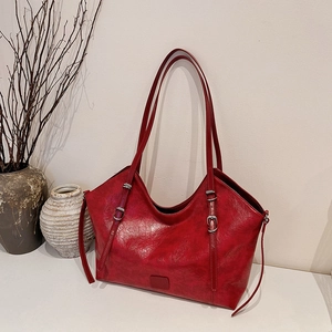 Grande borsa tote retrò in pelle rossa con fibbie argentate e finitura vintage cerata