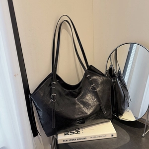 Borsa tote retrò in pelle nera con trama stropicciata e fibbie argentate eleganti