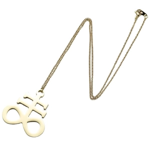Collier avec pendentif Croix de Léviathan doré poli et chaîne fine sur fond blanc
