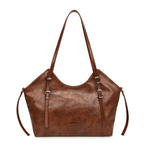 Borsa tote retrò in pelle cerata marrone con texture lucida e tracolle