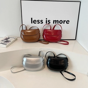 Sacs bandoulière minimalistes en marron, rouge, argent et noir sur présentoir