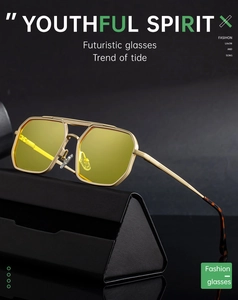 Gros plan de lunettes de soleil carrées futuristes en métal doré avec verres jaunes