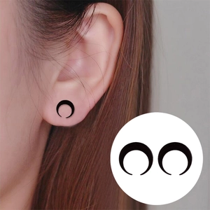 Boucles d'oreilles croissant de lune noir mat en acrylique portées en paire