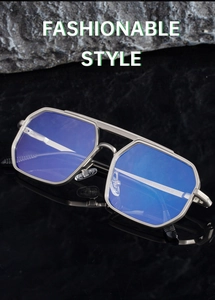 Détail des lunettes de soleil pour hommes avec spécifications gravées sur la branche