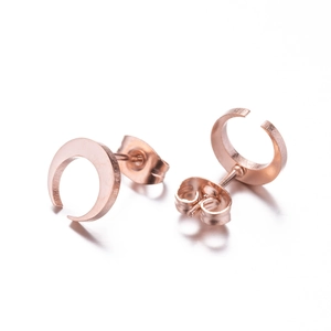 Boucles d'oreilles lune en or rose avec finition en métal brossé pour un look minimaliste