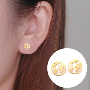 Minimalistische Gold Weltkarte Ohrstecker für Damen mit ausgeschnittenem Globus Design