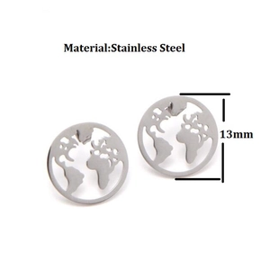 Detailansicht der 13mm Edelstahl-Ohrstecker mit hohlem Weltkarten-Design