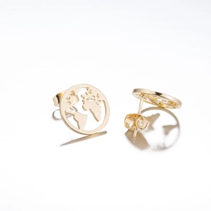 Detailansicht goldener hohler Weltkarten-Ohrstecker mit poliertem Erddesign aus Metall
