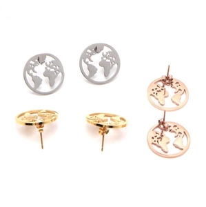 Detailansicht der hohlen Weltkarten-Ohrstecker in Silber, Gold und Roségold-Finish
