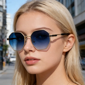 Détail de lunettes de soleil octogonales avec verres dégradés bleus portées par un mannequin