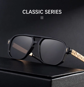 Détail de lunettes de soleil polarisées avec monture noire et branches dorées gravées