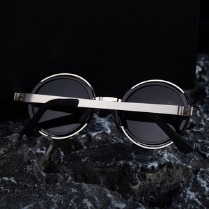 Vue détaillée de lunettes de soleil rondes polarisées sur roche avec monture en argent