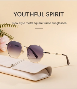 Détail de lunettes de soleil polygonales en métal avec verres dégradés violets