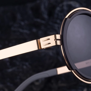 Détail du gros plan sur la charnière métallique robuste des lunettes de soleil rondes