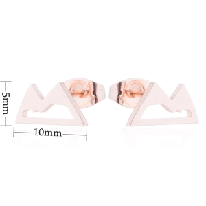 Dettaglio degli orecchini a lobo montagna in oro rosa con misura di 10mm di larghezza