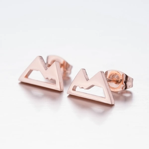Orecchini a perno a forma di montagna traforata in oro rosa con design geometrico