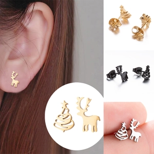 Vues détaillées de boucles d'oreilles sapin de Noël et renne asymétriques en or et argent