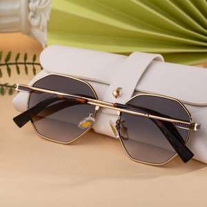 Gros plan sur des lunettes de soleil polygonales en métal avec étui en cuir blanc