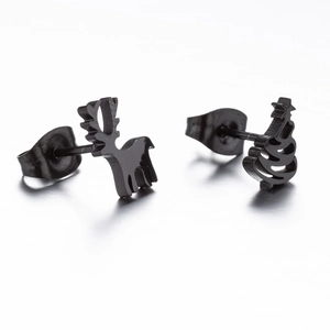 Vue détaillée de boucles d'oreilles asymétriques noir mat avec sapin et renne de Noël