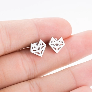 Nahaufnahme der minimalistischen geometrischen Fuchs-Ohrstecker aus poliertem Stahl