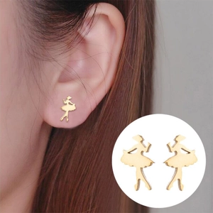 Elegante goldene Ballerina-Ohrstecker für Damen, am Modell und in der Nahaufnahme gezeigt