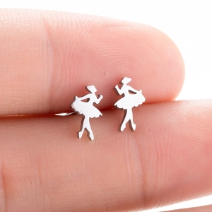 Poliertes Edelstahl Ballerina Silhouette Ohrstecker auf der Fingerspitze gezeigt