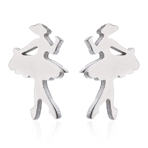 Makroaufnahme silberner Ballerina-Ohrstecker mit metallischen Silhouetten-Details