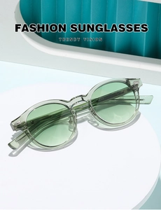 Vue macro des lunettes TR28033 montrant le marquage CE sur les branches vert clair