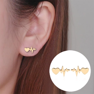 Goldene Herz-EKG-Ohrstecker am Modell gezeigt für einen minimalistischen Stil