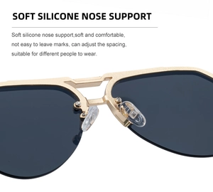 Detail van de verstelbare siliconen neuspads op de gouden aviator zonnebril