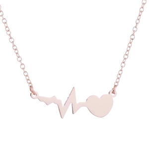 Dettaglio macro del ciondolo a battito cardiaco in oro rosa con cuore sulla catenina