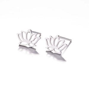 Vue macro des boucles d'oreilles lotus en argent avec pétales origami évidés et polis